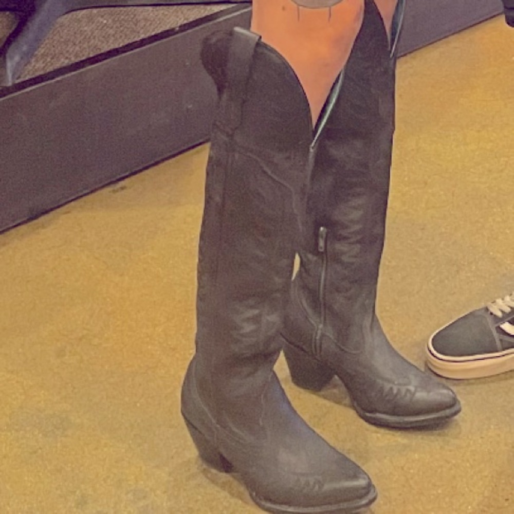 Super cute black snip toes cowgirl boots. They have teal inside and are zip up.